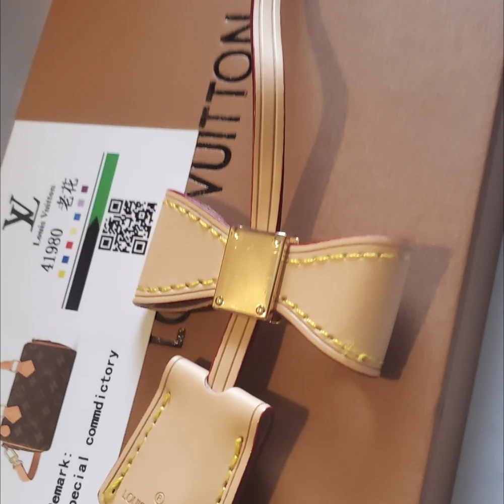 Louis Vuitton Beige Leather Luggage Tag - Picture 4 of 8